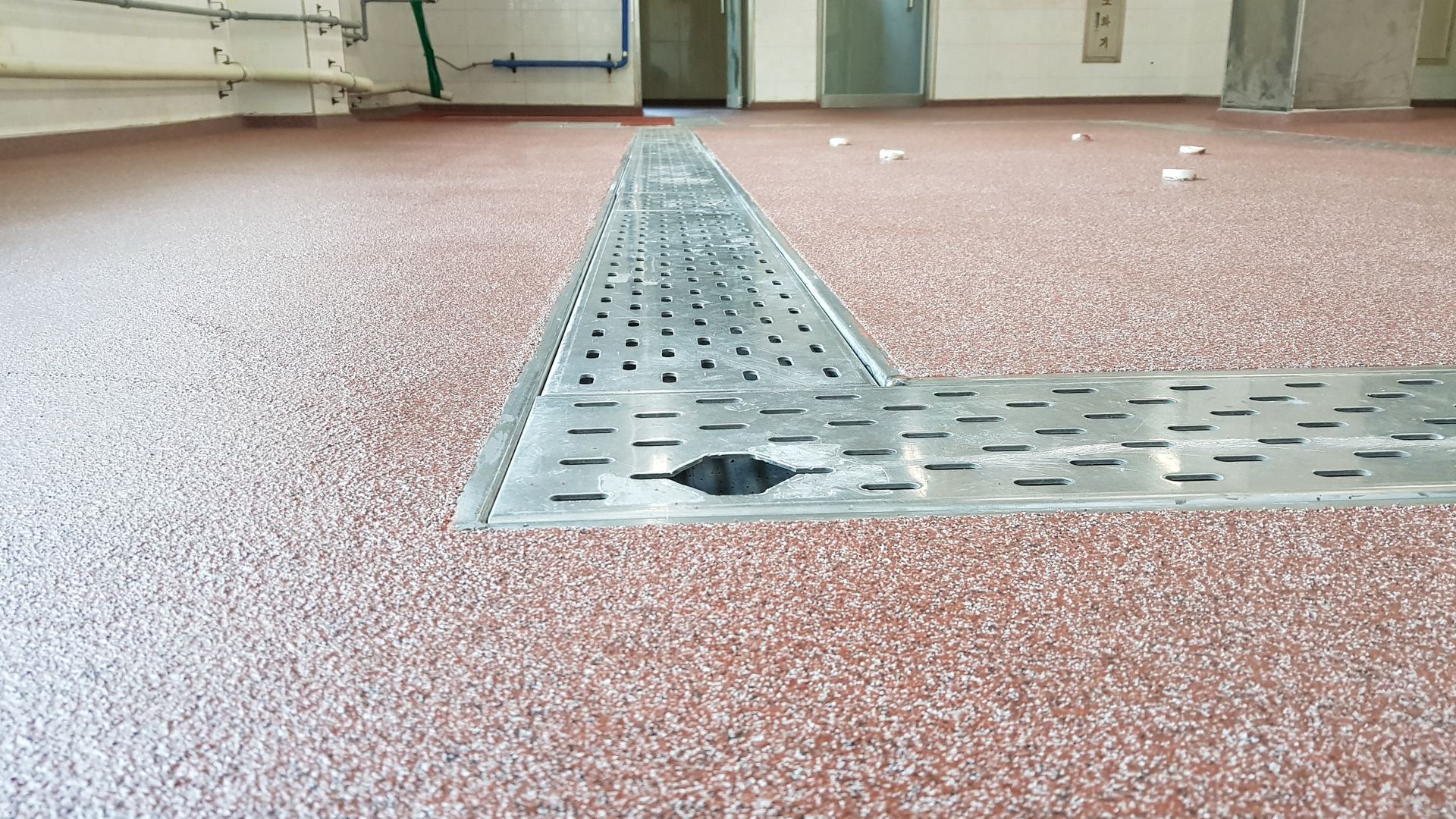 Seamless terrazzo floor with a drainage channel