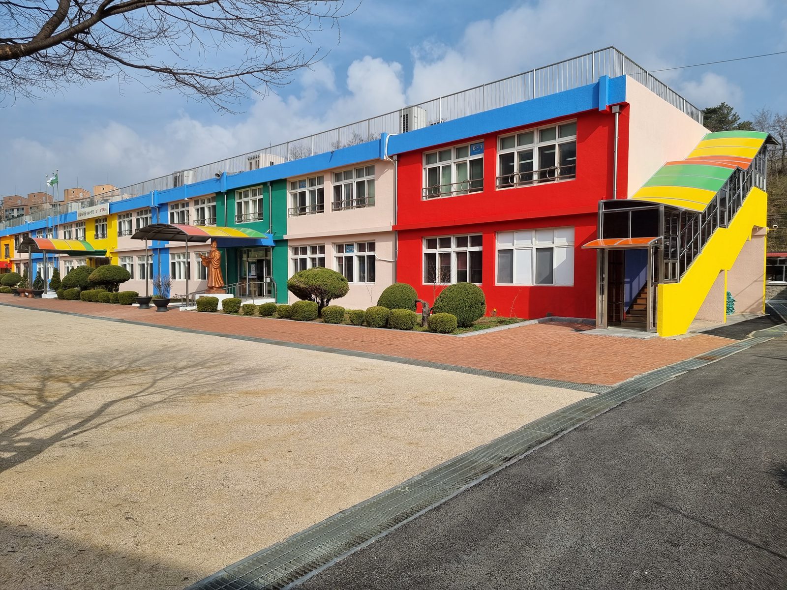 초등학교 외벽 아쿠아크리트 컬러 마감 사례